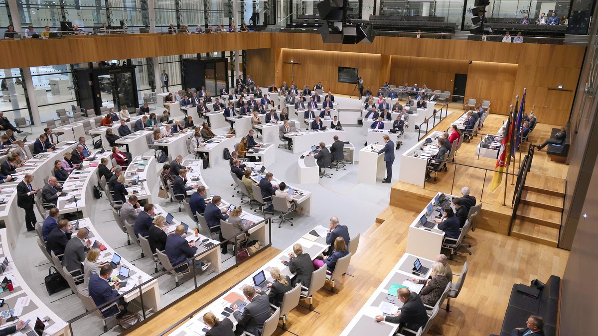 Klick auf das Bild öffnet eine vergrößerte Ansicht in einem Overlay. Zum Schließen des Overlays die ESC-Taste drücken. Plenarsitzung