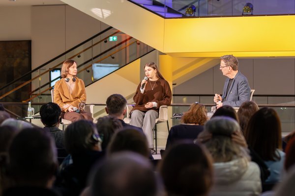 Podiumsgespräch des deutschen Journalisten Keno Verseck mit der ukrainischen Kinderrechtsaktivistin Olha Yerokhina und der aus der Deportation zurückgekehrten Valeriia Sydorova