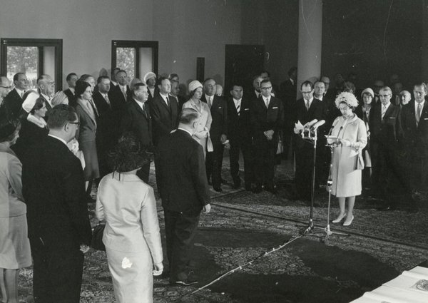 Bild: © Archiv des Niedersächsischen Landtages/Fotograf: Hans Jürgen Fratzer Begrüßungsrede Ihrer Majestät Königin Elizabeth II. am 27. Mai 1965 im Niedersächsischen Landtag.