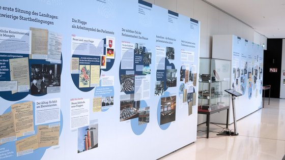 Die Ausstellungswände stehen in der Portikushalle des Niedersächsischen Landtages.