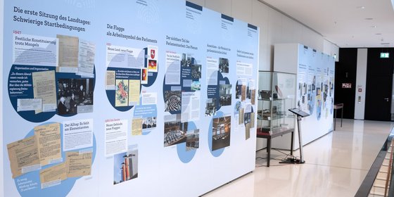 Die Ausstellungswände stehen in der Portikushalle des Niedersächsischen Landtages.