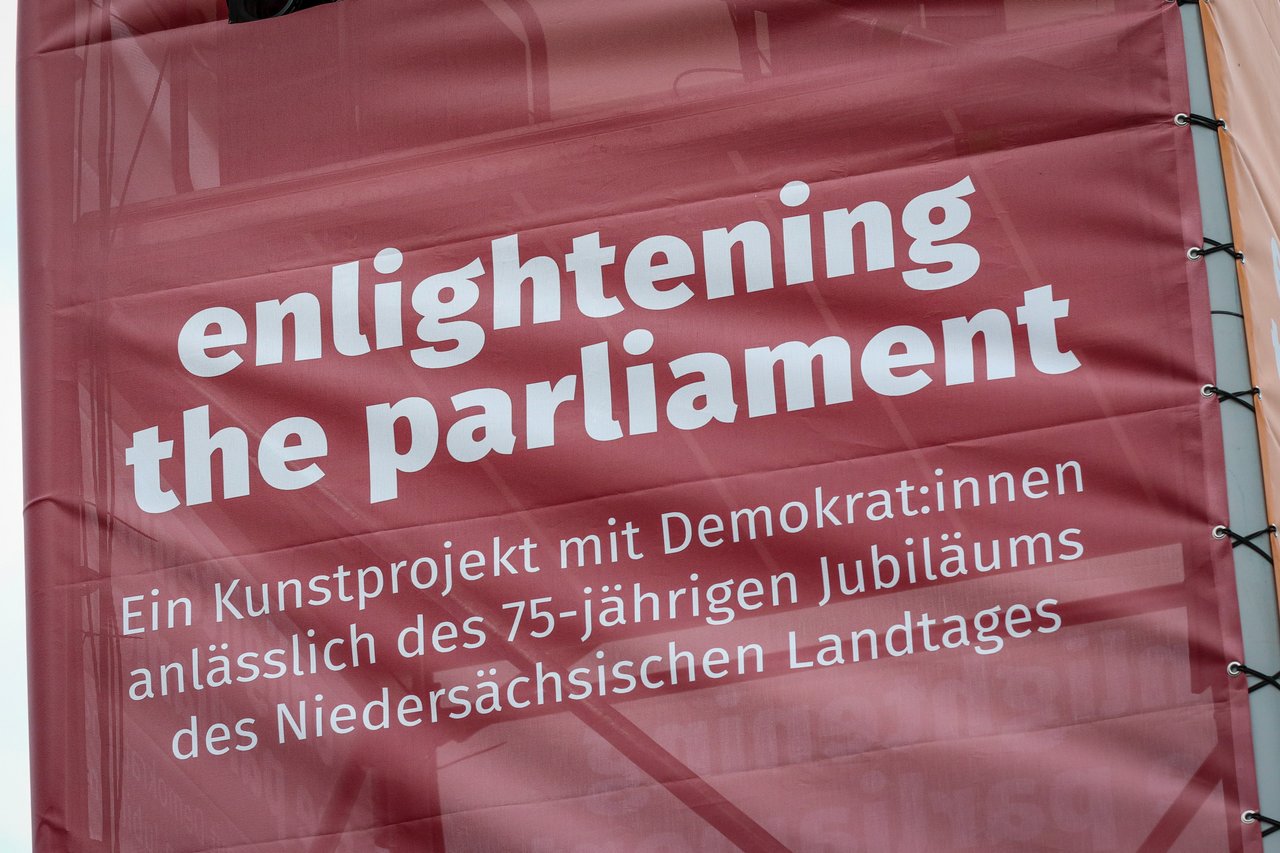 Plakat mit dem Schriftzug "enlightening the parliament"