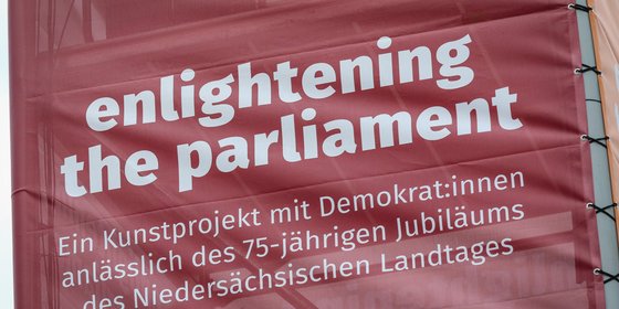 Plakat mit dem Schriftzug "enlightening the parliament"