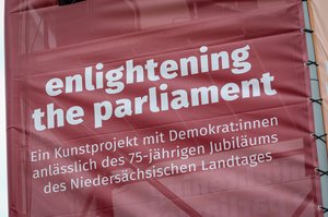 Bild: © Focke Strangmann Plakat mit dem Schriftzug "enlightening the parliament"