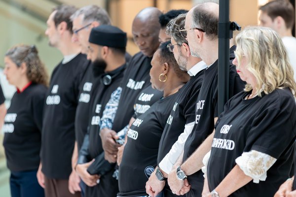 Besucherinnen und Besucher der Performance