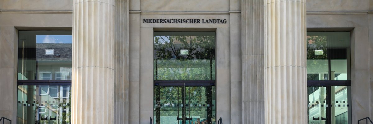 Haupteingangstür zum Landtag mit dem Schriftzug "Niedersächsischer Landtag" über der Tür.
