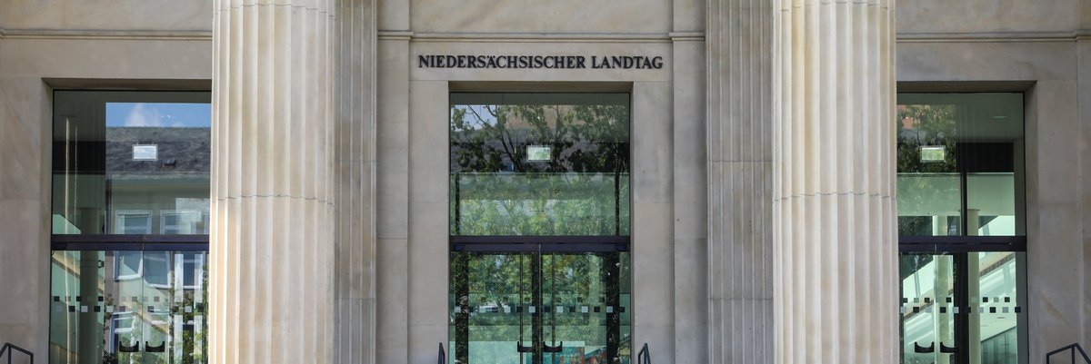 Bild: © Focke Strangmann Haupteingangstür zum Landtag mit dem Schriftzug "Niedersächsischer Landtag" über der Tür.
