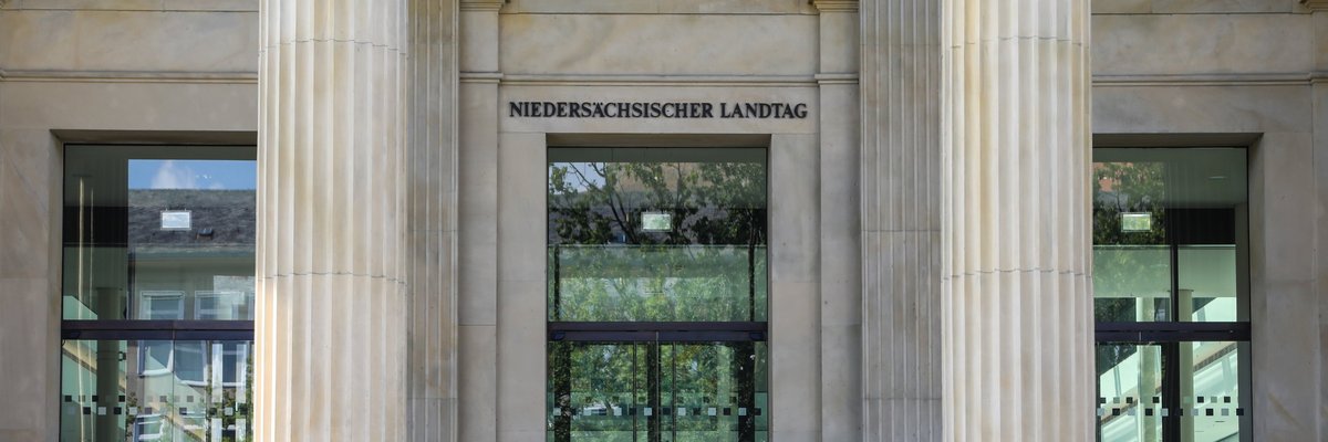 Haupteingangstür zum Landtag mit dem Schriftzug "Niedersächsischer Landtag" über der Tür.