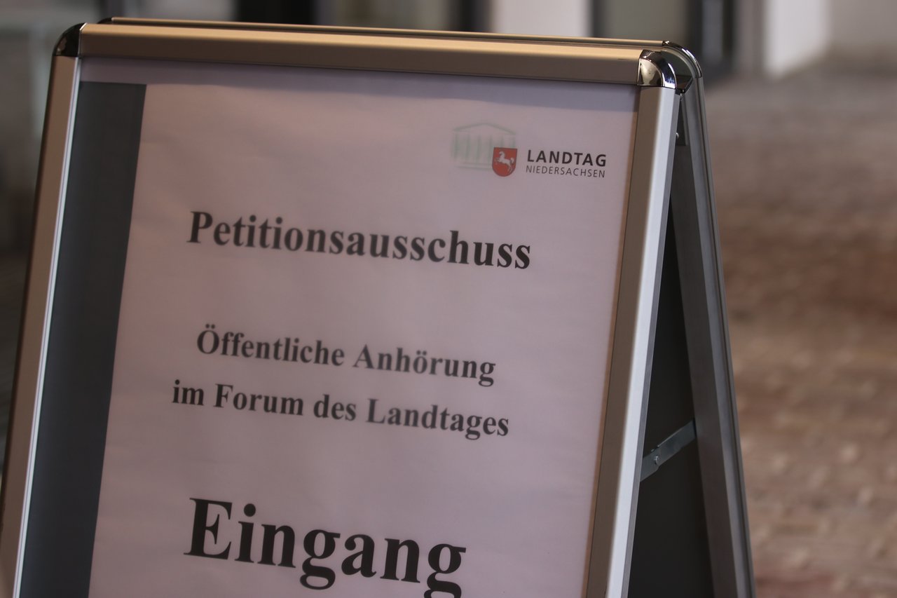 Image: © Focke Strangmann Even the nitty-gritty of parliamentary work always takes place in public.