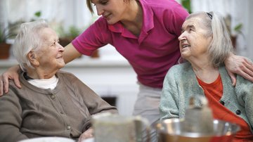 Ältere Damen im Gespräch mit Pflegerin  Klick öffnet die Seite: Ausschuss für Soziales, Arbeit, Gesundheit und Gleichstellung
