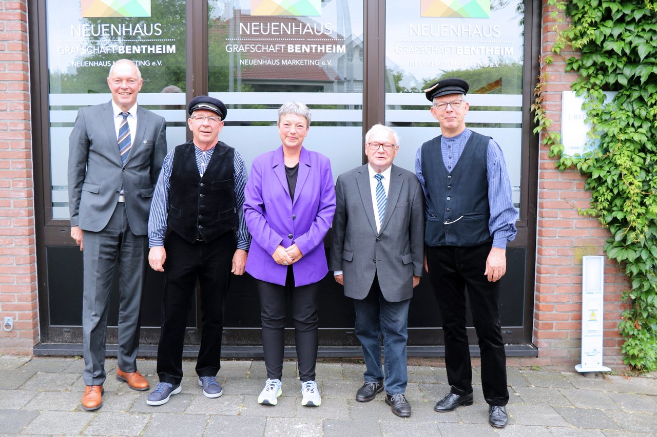 Gruppenfoto, unter anderem zu sehen sind Landtagspräsidentin Naber und Günter Oldekamp, Bürgermeister der Gemeinde Neuenhaus.