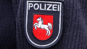 Wappen Niedersachsens an einer Polizeiuniform. Klick öffnet die Seite: Ausschuss für Inneres und Sport