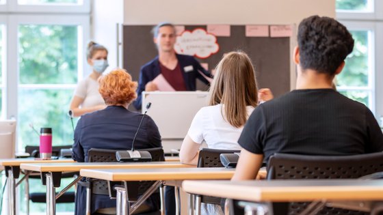 Eine Gruppe Jugendlicher während des Workshops