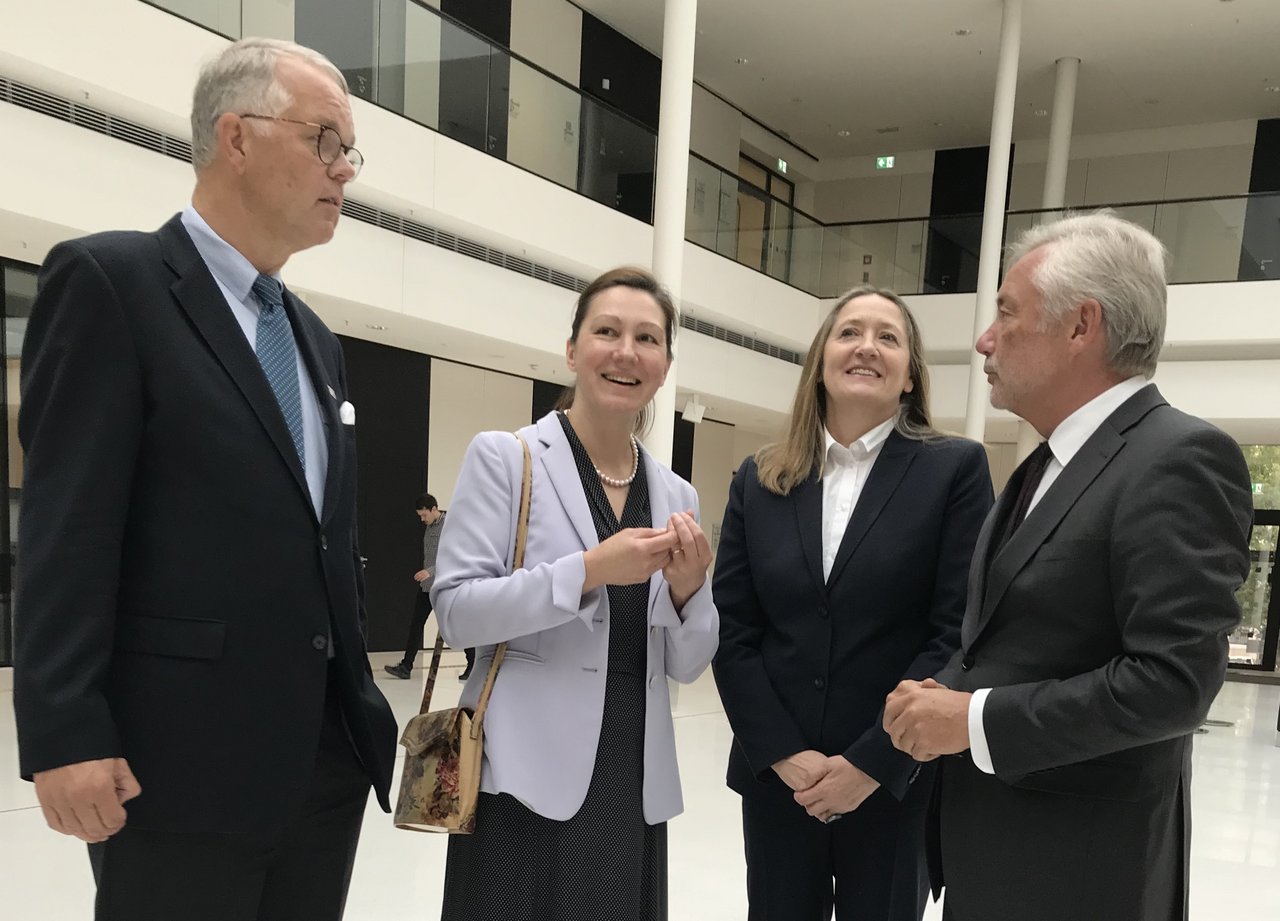 vlnr.: Lutz H. Peper, Honorarkonsul Republik Lettland, Inga Skujina, Botschafterin Republik Lettland, Landtagspräsidentin Dr. Gabriele Andretta, Direktor beim Landtag, Udo Winkelmann