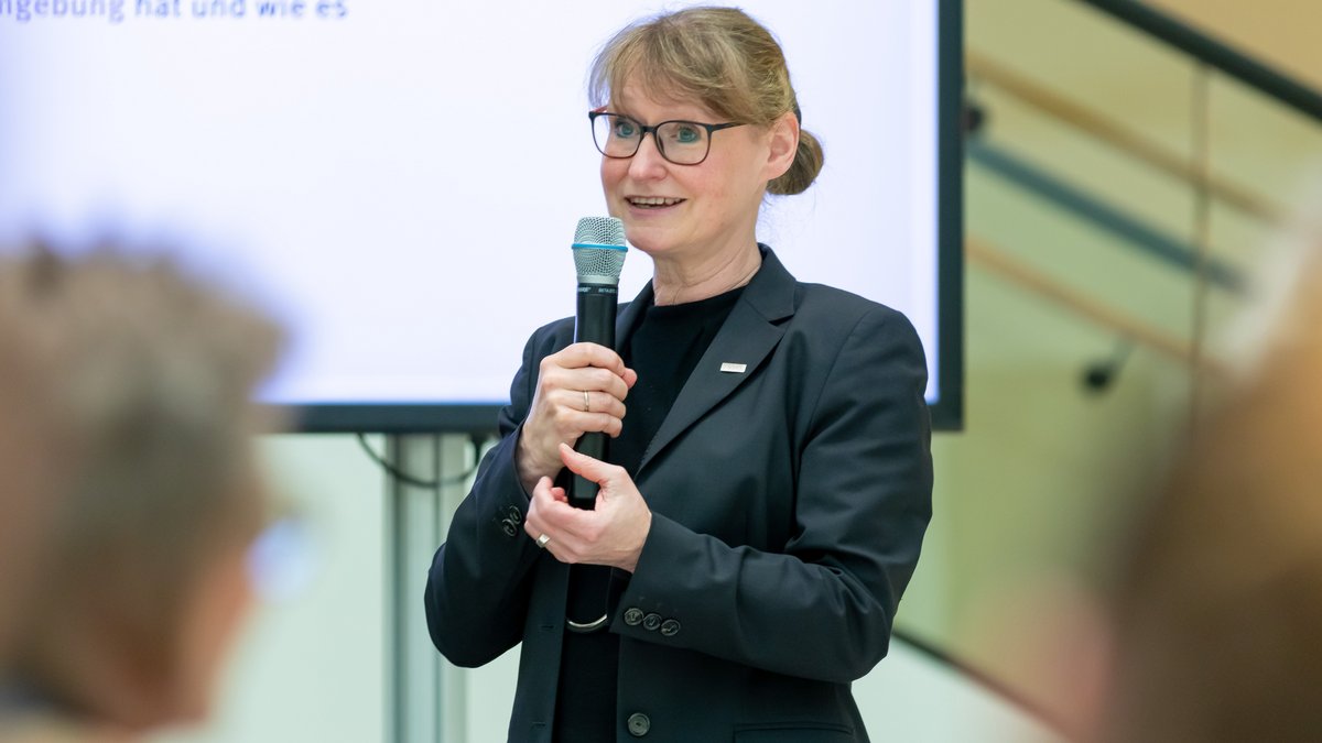 Prof. Dr. Sabine Foraita spricht ins Mikrofon.