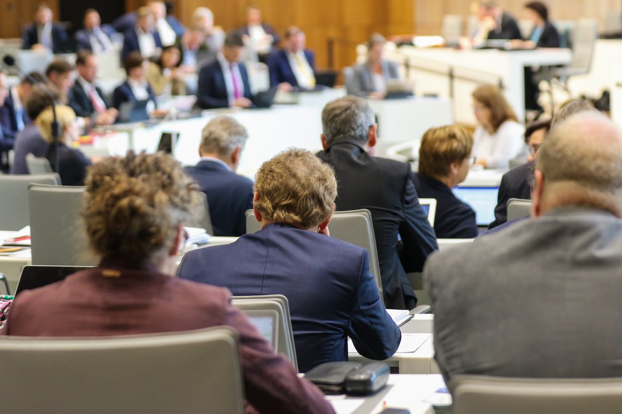 Bild: © Focke Strangmann Abgeordnete im Plenarsaal