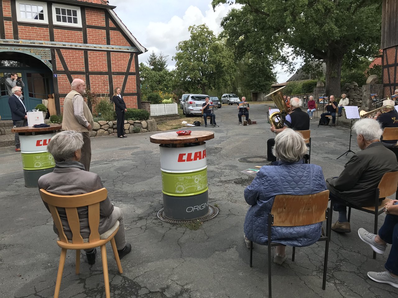 Konzert mit Abstand – der Posaunenchor Böddenstedt spielte zum Besuch der Landtagspräsidentin Dr. Gabriele Andretta.