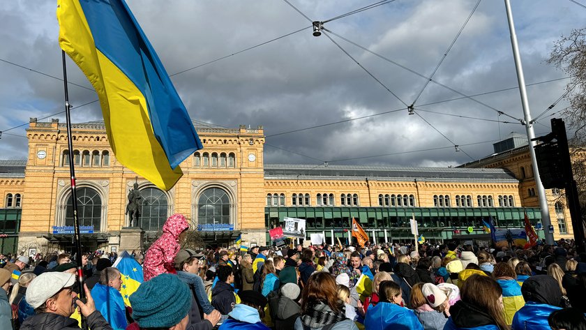 Demo anlässlich des zweiten Jahrestages des Beginns des russischen Angriffskrieges gegen die Ukraine am 24. Februar am Bahnhofsvorplatz in Hannover.