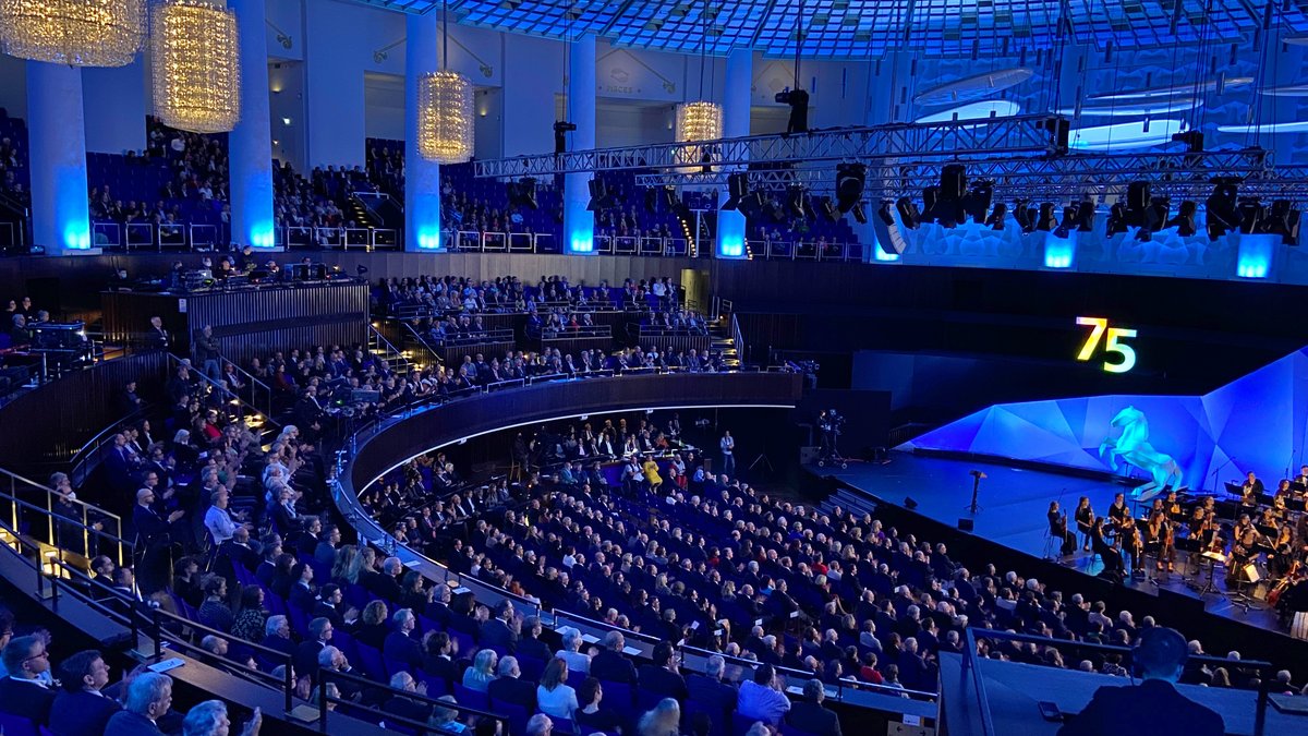 Die Ränge im Kongresszentrum sind allesamt gefüllt, die Bühne noch leer.