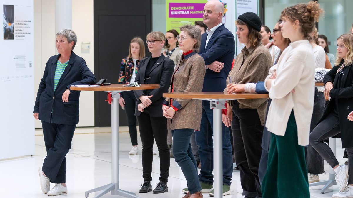 Landtagspräsidentin Hanna Naber, Prof. Dr. Sabine Foraita (HAWK), Prof. Katja Scholz Bürig (Vizepräsidentin Studium und Lehre der HAWK), Prof. Stefan Wölwer (HAWK) und weitere Besucherinnen und Besucher. 
