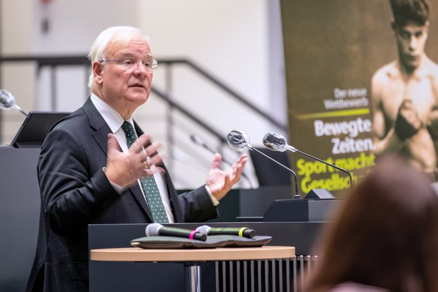 Geschichtswettbewerb 2020/2021, Landespreisverleihung Bild: © Niedersächsischer Landtag Landtagsvizepräsident Bernd Busemann spricht am Rednerpult zum Plenum.