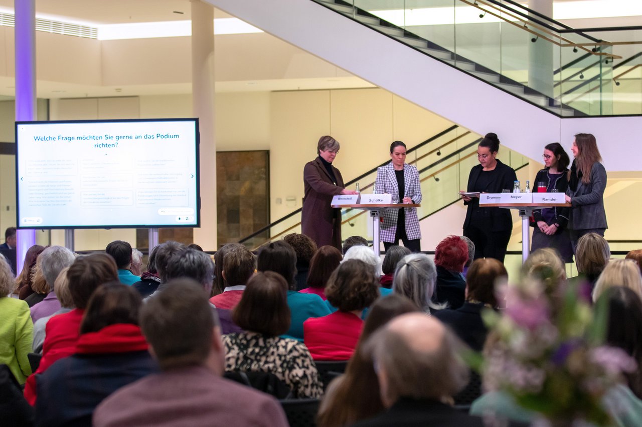 Bild: © Niedersächsischer Landtag Die Teilnehmenden diskutieren vor dem Publikum miteinander.