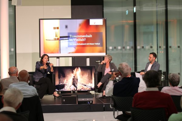 Düzen Tekkal und Hanna Naber auf der Bühne.