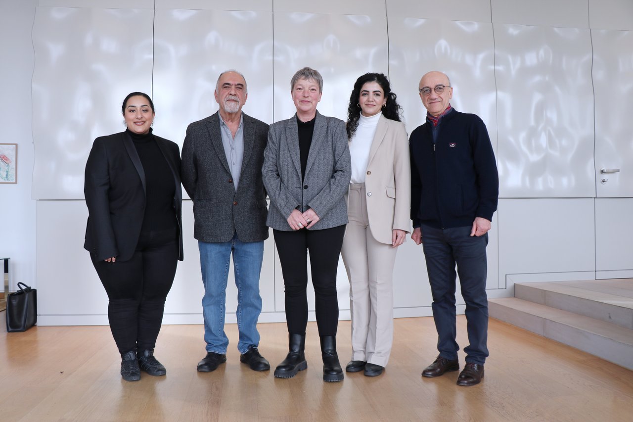 Gruppenfoto: v.l.n.r. Vertreterin von der Initiative "Hanover for Iran", Herr Habib Eslami, Landtagspräsidentin Hanna Naber, Frau Sorour Khalili, Herr Kiumaz Naghipour.