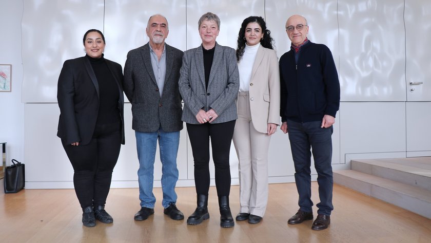 Gruppenfoto: v.l.n.r. Vertreterin von der Initiative "Hanover for Iran", Herr Habib Eslami, Landtagspräsidentin Hanna Naber, Frau Sorour Khalili, Herr Kiumaz Naghipour.