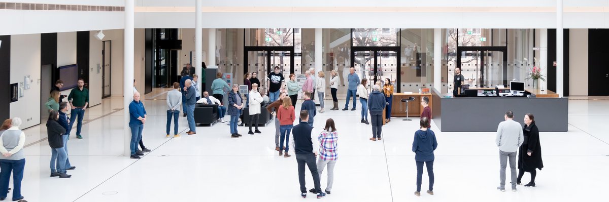 Gruppe während einer Führung in der Portikushalle