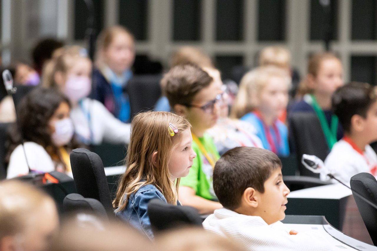 Gruppe von Kindern während der Kinderkonferenz