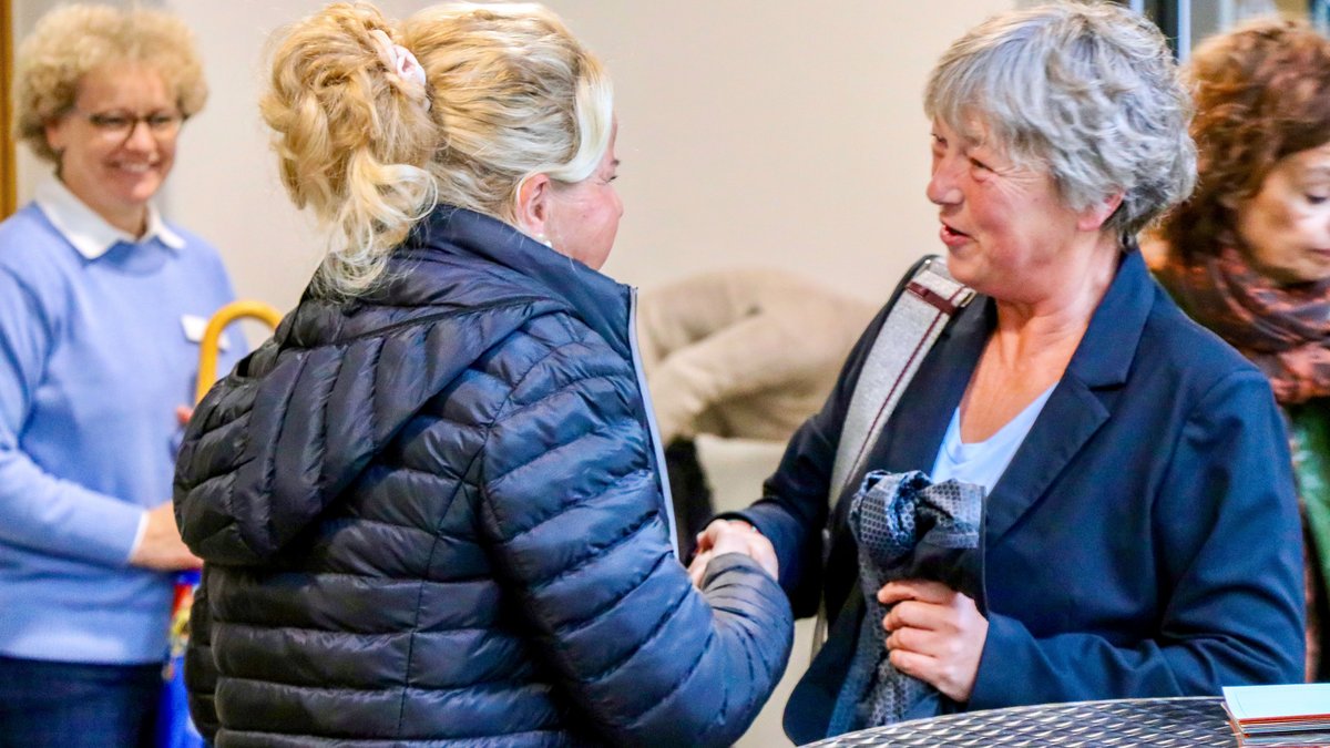 Landtagspräsidentin Hanna Naber schüttelt einer blonden Frau die Hand, beide lächeln.