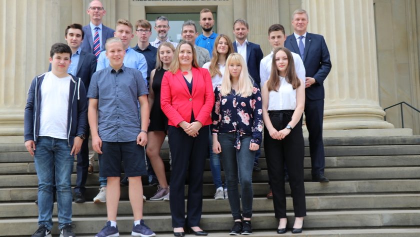 Landtagspräsidentin Dr. Gabriele Andretta steht mit den Teilnehmerinnen und Teilnehmern des Hospitationsprojekts 2017/2018 auf der Treppe des Portikus.