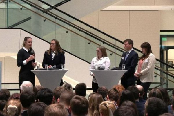 Neujahrsempfang im Rahmen der Veranstaltungsreihe „Offenes Plenum“: JUGEND ENGAGIERT SICH - hier: Landtagspräsidentin Dr. Gabriele Andretta in der Podiumsdiskussion mit jungen Engagierten