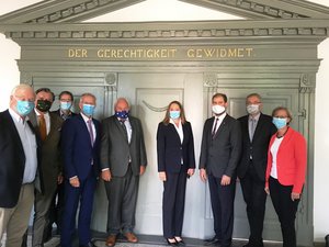 Bild: © Nds. Landtag Diverse Frauen und Männer haben sich vor einem großen Portal platziert und blicken in die Kamera