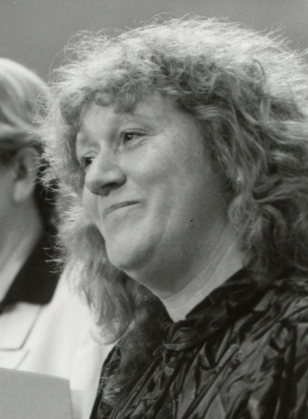 Bild: © Archiv des Niedersächsischen Landtages/Fotograf: unbekannt Konstituierende Sitzung am 21. Juni1990, Vereidigung der Frauenministerin Waltraud Schoppe (rechts).