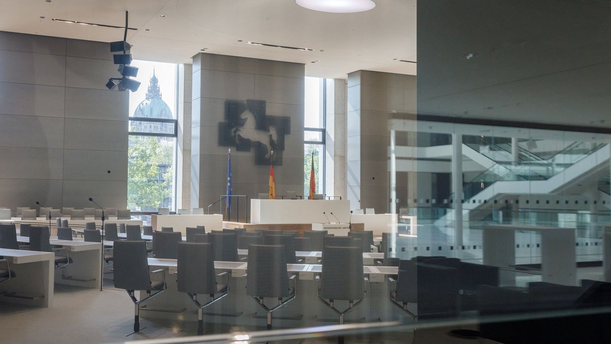 Klick auf das Bild öffnet eine vergrößerte Ansicht in einem Overlay. Zum Schließen des Overlays die ESC-Taste drücken. Niedersaechsischer Landtag in Hannover: Plenarsaal.