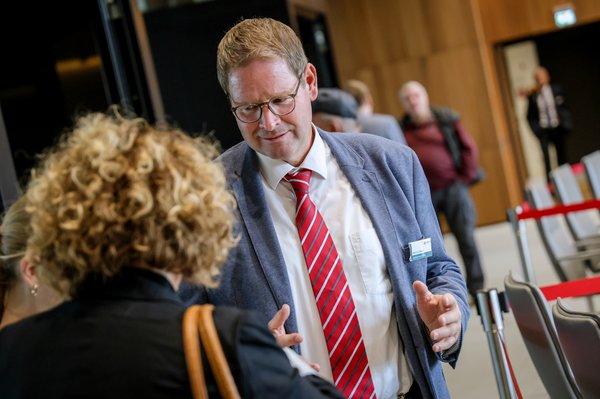 Bild: © Focke Strangmann Landtagsvizepräsident Marcus Bosse im Gespräch mit einer Besucherin im Plenarsaal