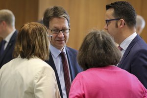 Bild: © Focke Strangmann Vier Abgeordnete einer Fraktion sprechen im Plenarsaal miteinandern.