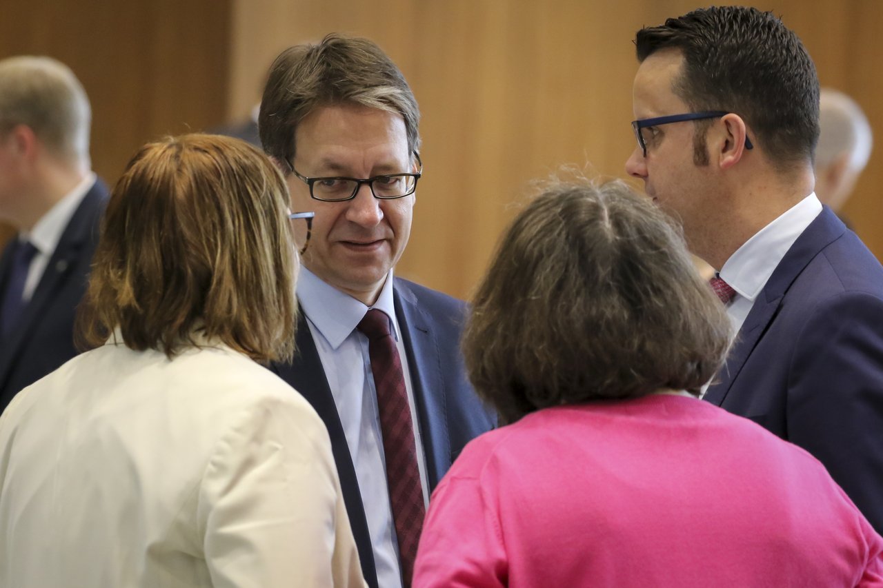 Bild: © Focke Strangmann Vier Abgeordnete einer Fraktion sprechen im Plenarsaal miteinandern.