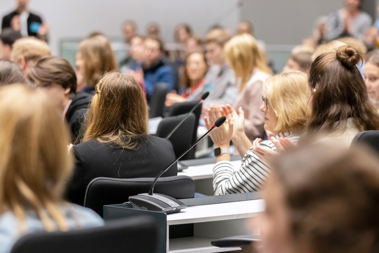 Bild: © Niedersächsischer Landtag Jugendliche im Forum während "Jugend debattiert"