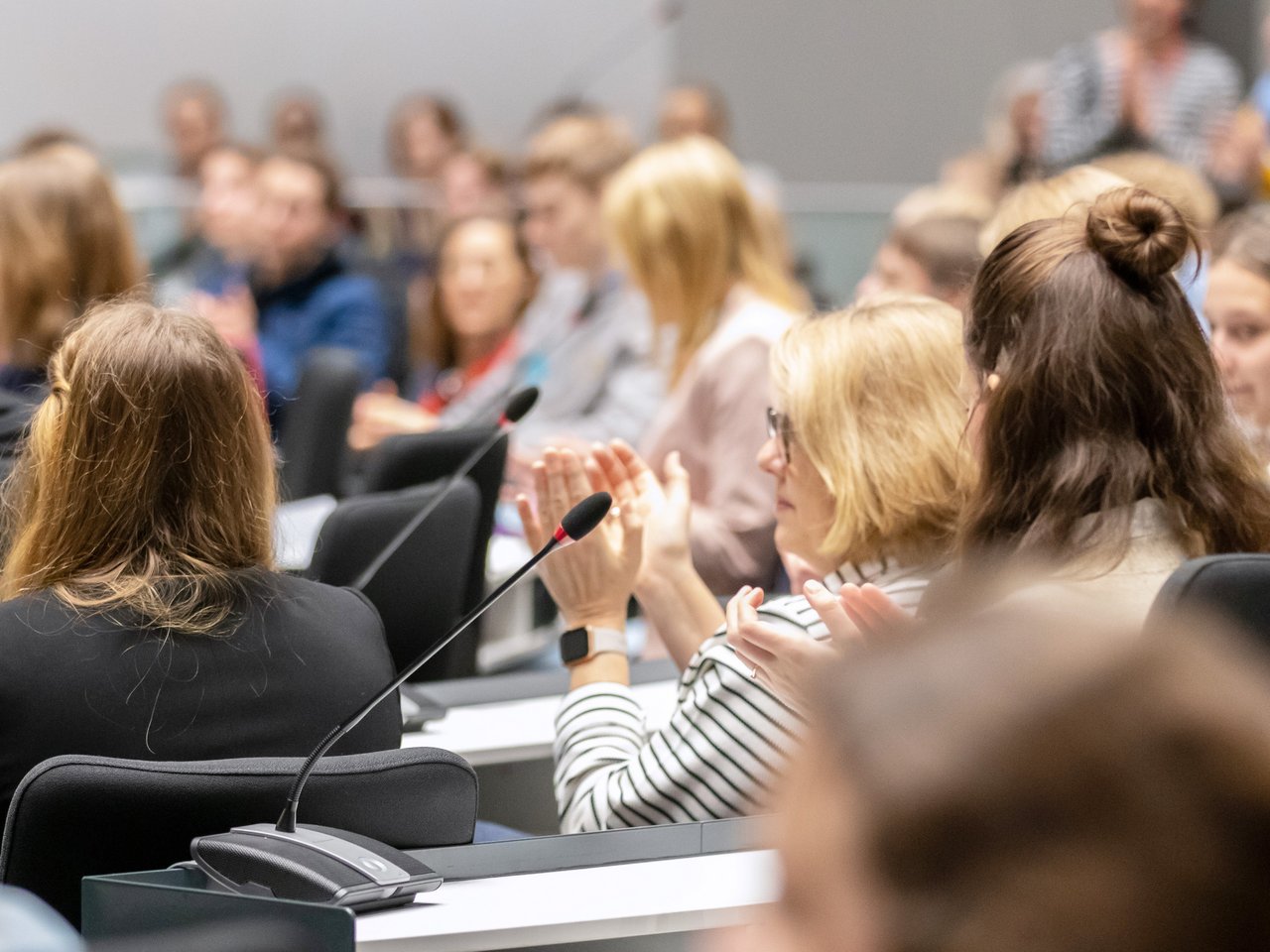 Bild: © Niedersächsischer Landtag Jugendliche im Forum während "Jugend debattiert"