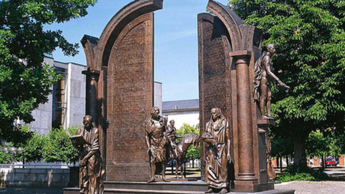 ‘Die Göttinger Sieben’ memorial in front of the State Parliament’s plenary hall building. 