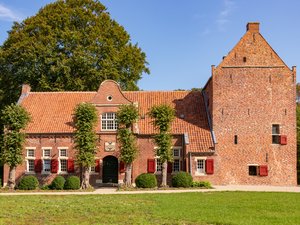 Steinhaus Bunderhee, turmartiger Backsteinbau aus dem 14. Jahrhundert und eingeschossiger Barockbau unter Verwendung älterer Bausubstanz. Bild: © Matthias Süßen Steinhaus Bunderhee, , turmartiger Backsteinbau aus dem 14. Jahrhundert