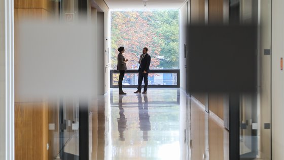 Zwei Personen sind sichtbar durch gläserne Tür