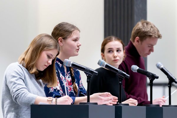 Die erste Landessiegerin der Altersgruppe 2, Christin Berger bei ihrer Debatte auf dem Podium.