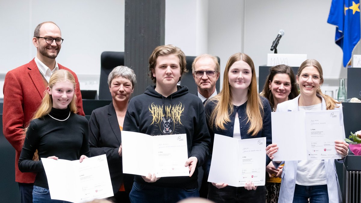 Siegerinnen und Sieger mit der Landtagspräsidentin
