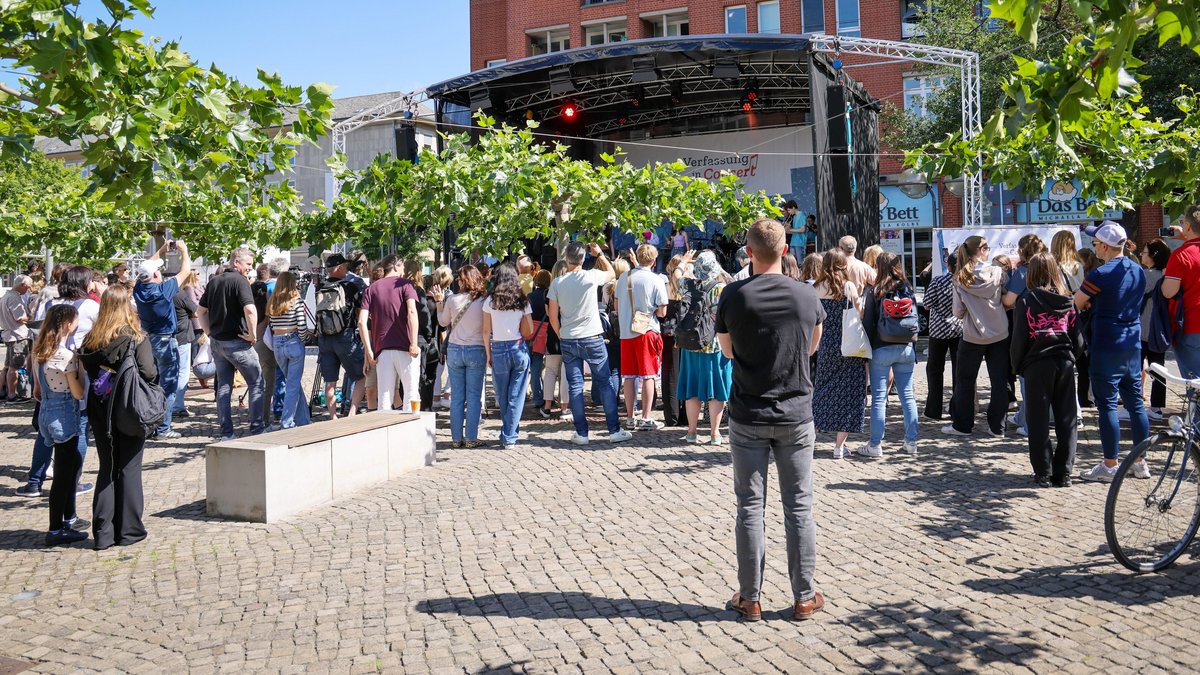Auf dem Platz der Göttinger Sieben stand die Bühne des Projekts „Verfassung in Concert“.