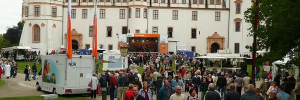 Bild: © Axel Hindemith, Public domain, via Wikimedia Commons Besucherinnen und Besucher vor dem Celler Schloss bei Tag der Niedersachsen im Jahr 2010.
