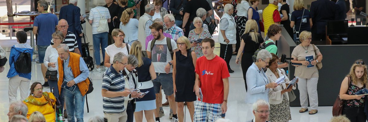 Besucherinnen und Besucher drängen sich in der Eingangshalle des Landtages.